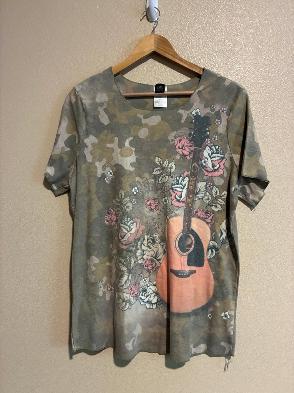 Vintage CMT x Loot Y2K Women's Camo Guitar and Roses T-Shirt Short Sleeve 2x